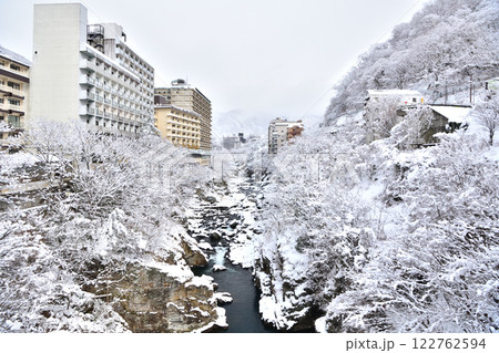 栃木県日光市　冬の雪が積もる鬼怒川温泉 122762594