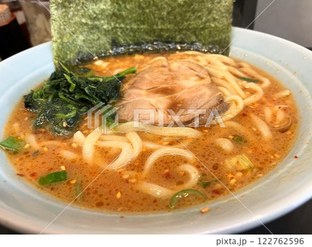 横浜家系ラーメン　家系の旨辛ラーメン 122762596