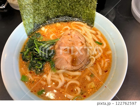 横浜家系ラーメン　家系の旨辛ラーメン 122762597