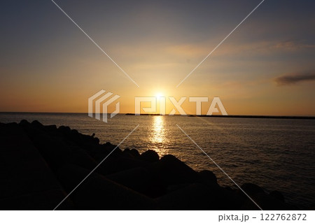夕日　朝日　水平線　新潟県　出雲崎魚港　海　日本海 122762872