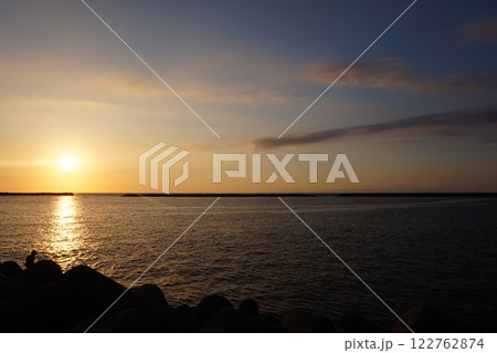 夕日　朝日　水平線　新潟県　出雲崎魚港　海　日本海 122762874