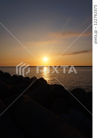 夕日　朝日　水平線　新潟県　出雲崎魚港　海　日本海 122762875