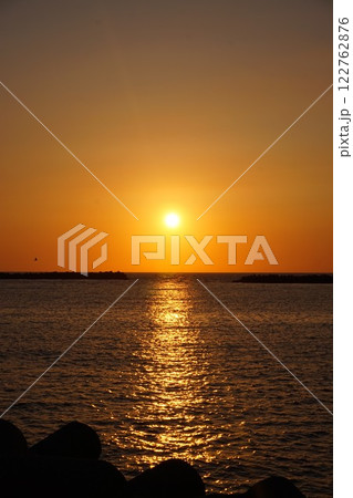 夕日　朝日　水平線　新潟県　出雲崎魚港　海　日本海 122762876