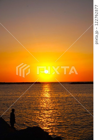 夕日　朝日　水平線　新潟県　出雲崎魚港　海　日本海 122762877