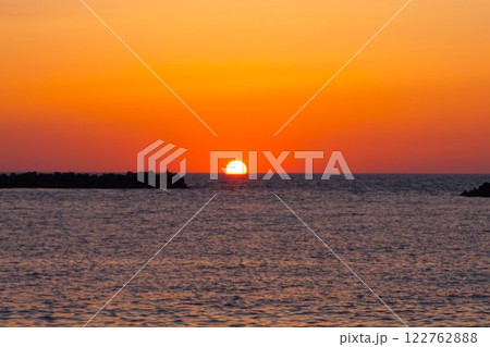 夕日 朝日 水平線 新潟県 出雲崎魚港 海 日本海 夕日 朝日 水平線 新潟県 出雲崎魚港 海 日本海 122762888