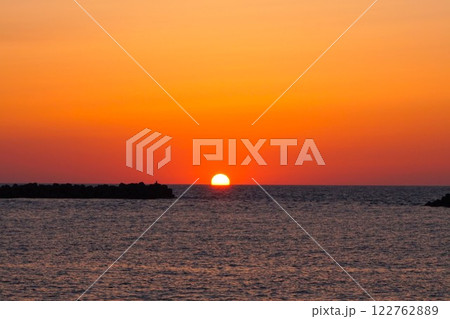 夕日 朝日 水平線 新潟県 出雲崎魚港 海 日本海 夕日 朝日 水平線 新潟県 出雲崎魚港 海 日本海 122762889