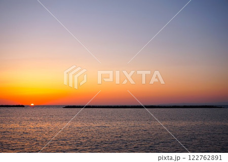 夕日　朝日　水平線　新潟県　出雲崎魚港　海　日本海 122762891