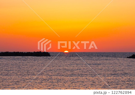 夕日 朝日 水平線 新潟県 出雲崎魚港 海 日本海 夕日 朝日 水平線 新潟県 出雲崎魚港 海 日本海 122762894