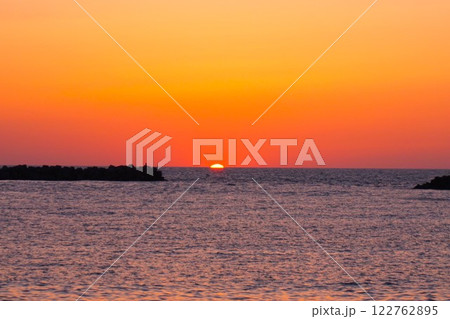 夕日 朝日 水平線 新潟県 出雲崎魚港 海 日本海 夕日 朝日 水平線 新潟県 出雲崎魚港 海 日本海 122762895