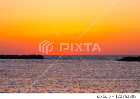 夕日 朝日 水平線 新潟県 出雲崎魚港 海 日本海 夕日 朝日 水平線 新潟県 出雲崎魚港 海 日本海 122762898