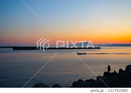 夕日 朝日 水平線 新潟県 出雲崎魚港 海 日本海 夕日 朝日 水平線 新潟県 出雲崎魚港 海 日本海 122762900