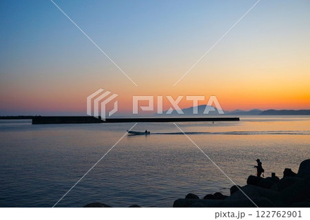 夕日 朝日 水平線 新潟県 出雲崎魚港 海 日本海 夕日 朝日 水平線 新潟県 出雲崎魚港 海 日本海 122762901