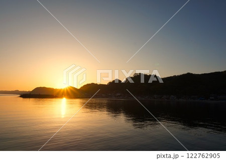 夕日 朝日 水平線 新潟県 出雲崎魚港 海 日本海 夕日 朝日 水平線 新潟県 出雲崎魚港 海 日本海 122762905