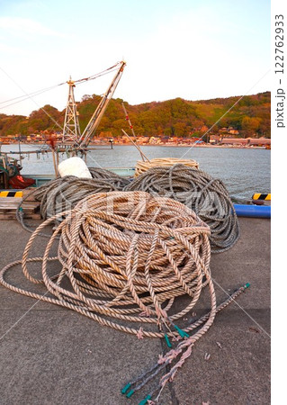 新潟県　出雲崎魚港　海　日本海　釣り　船　ロープ 122762933