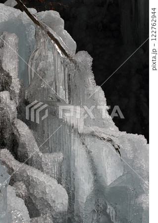 芦ヶ久保の氷柱　ライトアップされる氷柱　冬の秩父の観光名所 122762944