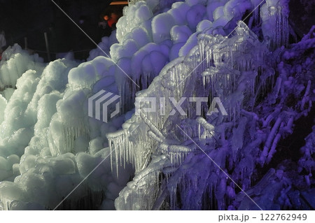 芦ヶ久保の氷柱　ライトアップされる氷柱　冬の秩父の観光名所 122762949