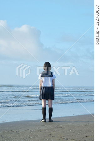青空と海を背景に立つ女子高校生 青空と海を背景に立つ女子高校生 122763057