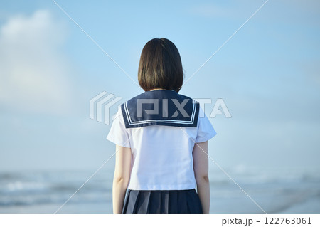 青空と海を背景に立つ女子高校生 青空と海を背景に立つ女子高校生 122763061