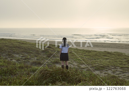 海を見つめる女子高校生の後ろ姿 122763088