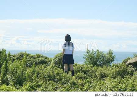 海を見つめる女子高校生の後ろ姿 海を見つめる女子高校生の後ろ姿 122763113