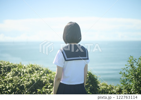 海を見つめる女子高校生の後ろ姿 海を見つめる女子高校生の後ろ姿 122763114