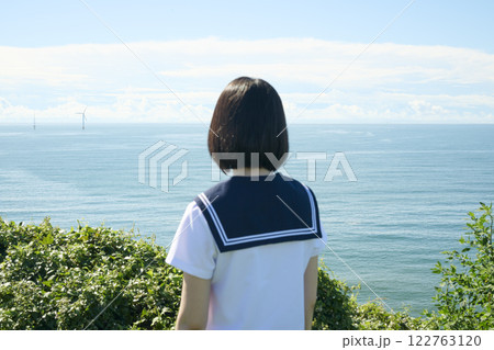 海を見つめる女子高校生の後ろ姿 海を見つめる女子高校生の後ろ姿 122763120