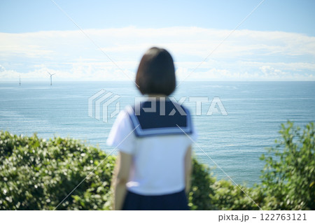 海を見つめる女子高校生の後ろ姿 海を見つめる女子高校生の後ろ姿 122763121