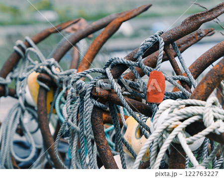 漁港の錆びた錨とロープの風景 122763227