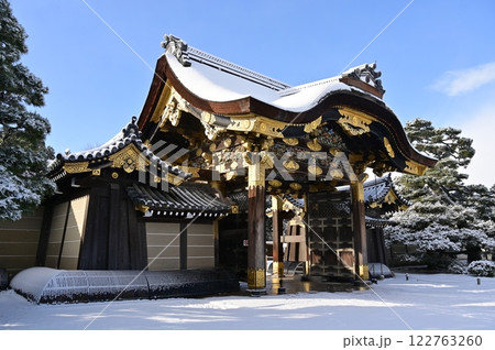 二条城(元離宮二条城)唐門と雪景色の青空 二条城(元離宮二条城)唐門と雪景色の青空 122763260