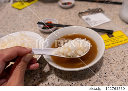 シンガポール名物バクテーの食べ方（白飯） 122763280