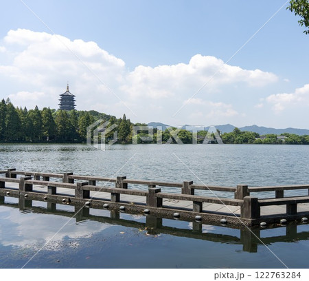 桟橋越しの青空と白い雲が広がる静かな西湖の風景 桟橋越しの青空と白い雲が広がる静かな西湖の風景 122763284