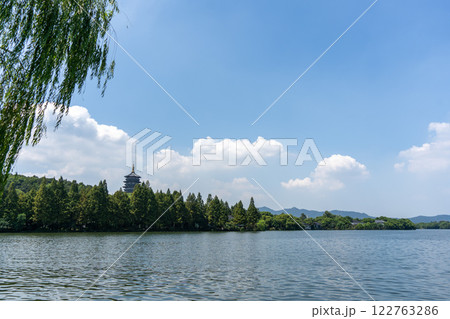 柳の揺れる西湖の湖畔風景 122763286