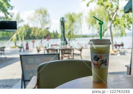 西湖湖畔のカフェ 122763288