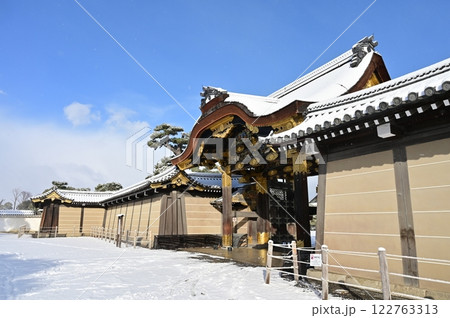 二条城（元離宮二条城）唐門と雪景色の青空 122763313