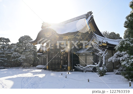 二条城(元離宮二条城)唐門と雪景色の青空 二条城(元離宮二条城)唐門と雪景色の青空 122763359