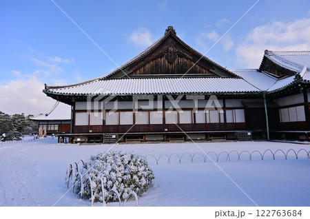 二条城（元離宮二条城）二の丸御殿郡の大広間と晴天の雪景色 122763684