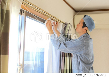 部屋にカーテンをつける 122763865