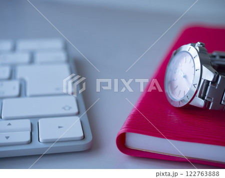 テーブルに置かれた手帳とキーボードと時計 テーブルに置かれた手帳とキーボードと時計 122763888