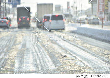 雪道の運転 122764268