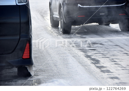 雪道の運転 122764269