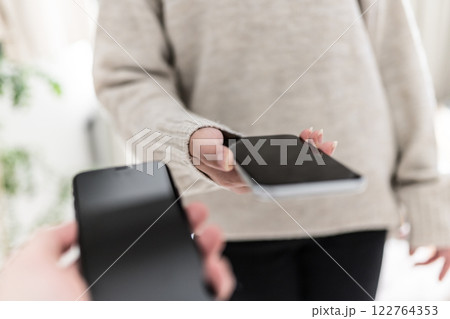 スマホと人々 122764353