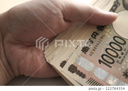 高額紙幣の束 122764354
