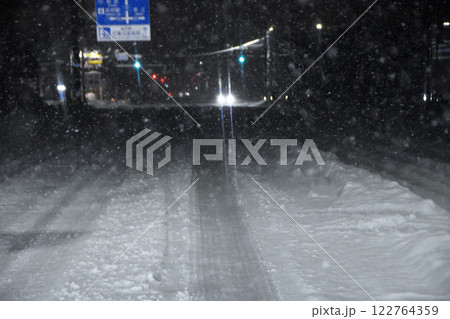 夜の雪道の運転 夜の雪道の運転 122764359