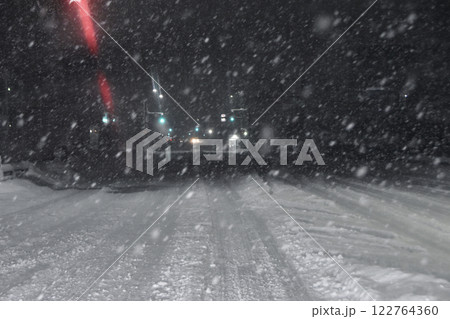 夜の雪道の運転 夜の雪道の運転 122764360