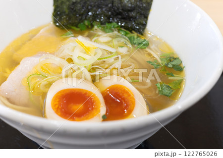 美味しい魚介類の塩ラーメン 122765026