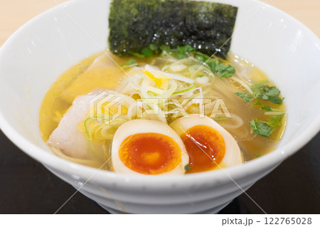 美味しい魚介類の塩ラーメン 122765028