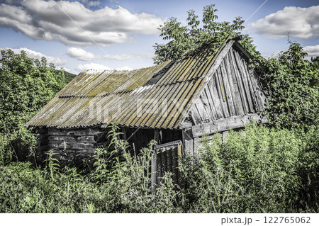 Wooden abandoned hut 122765062