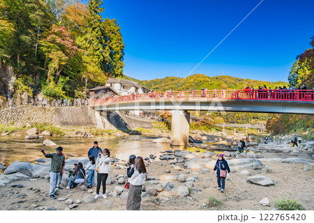 豊田市の香嵐渓の紅葉と待月橋の風景(愛知県) 豊田市の香嵐渓の紅葉と待月橋の風景(愛知県) 122765420