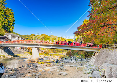 豊田市の香嵐渓の紅葉と待月橋の風景(愛知県) 豊田市の香嵐渓の紅葉と待月橋の風景(愛知県) 122765421