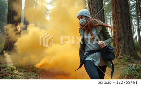 花粉から逃げ惑う女性 122765461